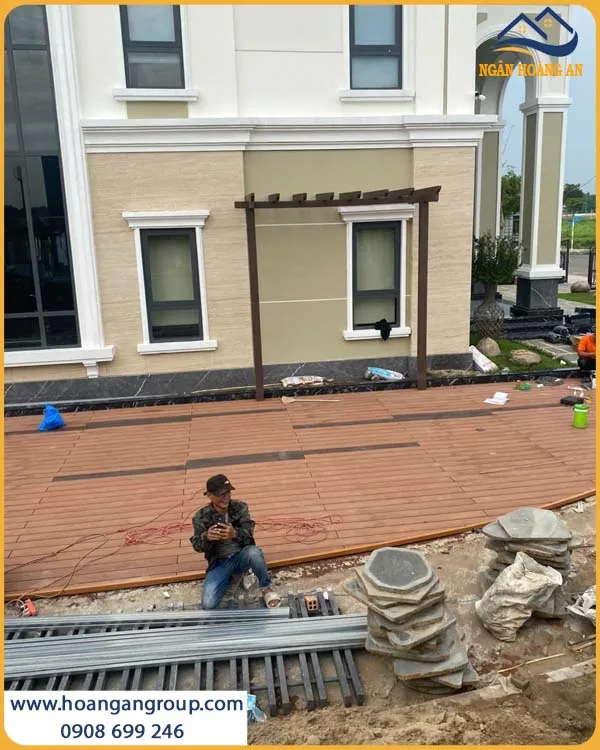 Lót Sàn Gỗ Nhựa Ngoài Trời Kosmos Chịu Được Nắng Mưa, Có Độ Bền Cao